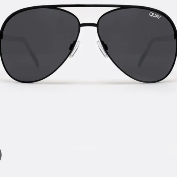 QUAY Australia Vivienne Sunglasses. - Picture 7 of 14